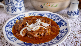 Česká klasika: V poctivém guláši musí být prorostlé maso a hodně cibule, v papiňáku je hotový raz dva