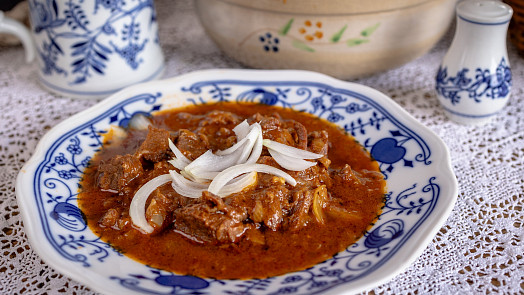 Česká klasika: V poctivém guláši musí být prorostlé maso a hodně cibule, v papiňáku je hotový raz dva