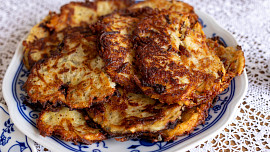 Česká klasika: Bramboráky podle tradičního receptu. Dokonale ochucené majoránkou a česnekem a báječně křupavé Česká klasika: Bramboráky podle tradičního receptu. Dokonale ochucené majoránkou a česnekem a báječně křupavé