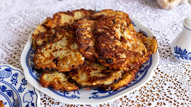 Česká klasika: Bramboráky podle tradičního receptu. Dokonale ochucené majoránkou a česnekem a báječně křupavé Česká klasika: Bramboráky podle tradičního receptu. Dokonale ochucené majoránkou a česnekem a báječně křupavé