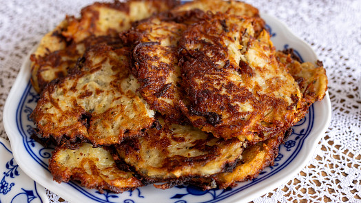 Česká klasika: Bramboráky podle tradičního receptu. Dokonale ochucené majoránkou a česnekem a báječně křupavé Česká klasika: Bramboráky podle tradičního receptu. Dokonale ochucené majoránkou a česnekem a báječně křupavé