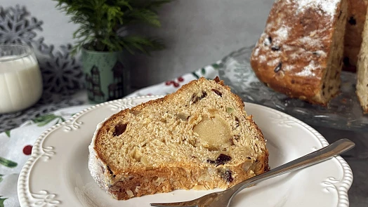 Bábovka à la štóla ve formě: Voní po citronu a mandlích, plněná je marcipánem a ze stolu mizí rychlostí blesku