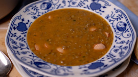 Jak na novoroční čočkovou polévku podle ČSN: Nesmí v ní chybět česnek, párek a speciální koření a překvapí postupem