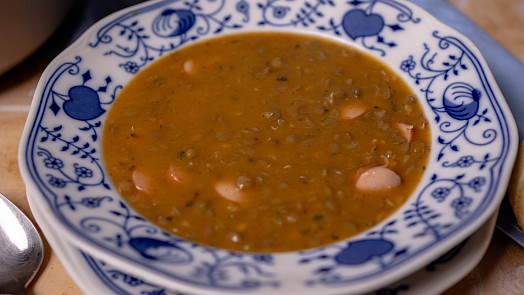 Jak na novoroční čočkovou polévku podle ČSN: Nesmí v ní chybět česnek, párek a speciální koření a překvapí postupem