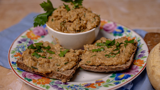 Lahodná drožďová pomazánka podle ČSN: Skvělou chuť zajistí mléko a vejce, svěžest zase čerstvé bylinky