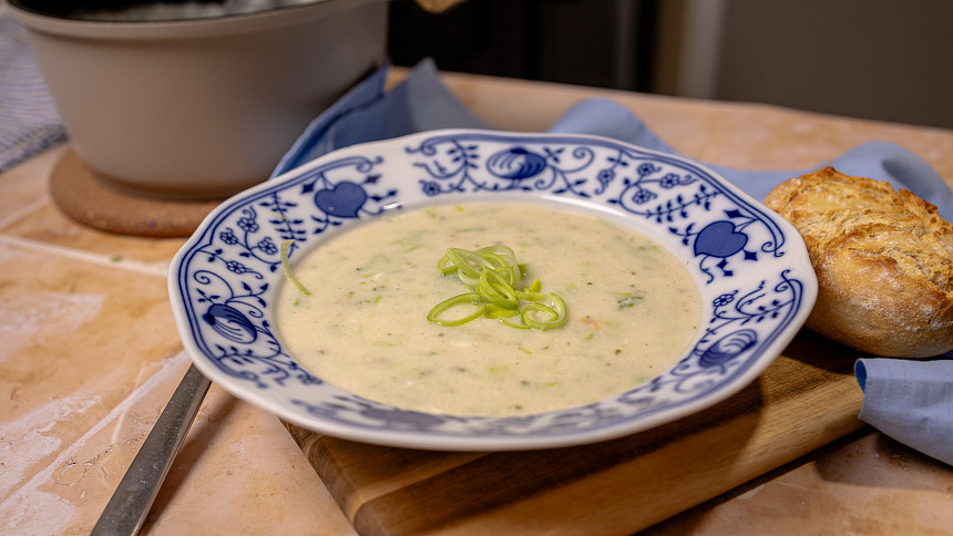 Jednoduchá a levná pórková polévka podle ČSN: Skvělou chuť a krémovou konzistenci zajistí správně použité vejce