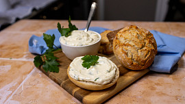 Perfektní sýrová pomazánka podle ČSN: Za pár korun připravíte oblíbenou retro pochoutku na chleba i jednohubky