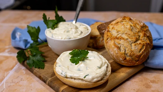 Perfektní sýrová pomazánka podle ČSN: Za pár korun připravíte oblíbenou retro pochoutku na chleba i jednohubky