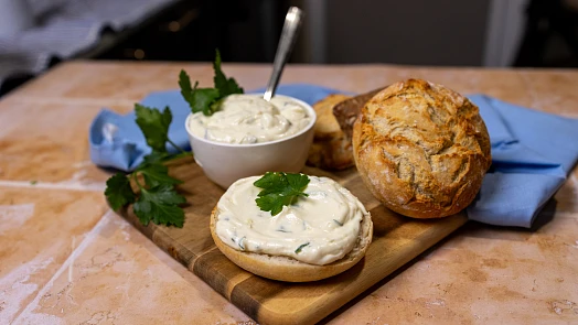 Perfektní sýrová pomazánka podle ČSN: Za pár korun připravíte oblíbenou retro pochoutku na chleba i jednohubky