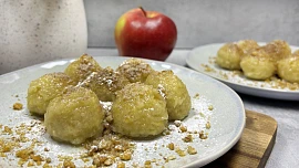 Nejjemnější jablečné knedlíčky pouze ze dvou ingrediencí: Rychlá sladká dobrota, kterou zvládnete za pár minut