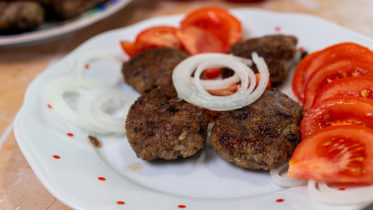 Kebabčata podle ČSN: Masové válečky s vůní Balkánu připomínají čevapčiči a jsou dokonale šťavnaté