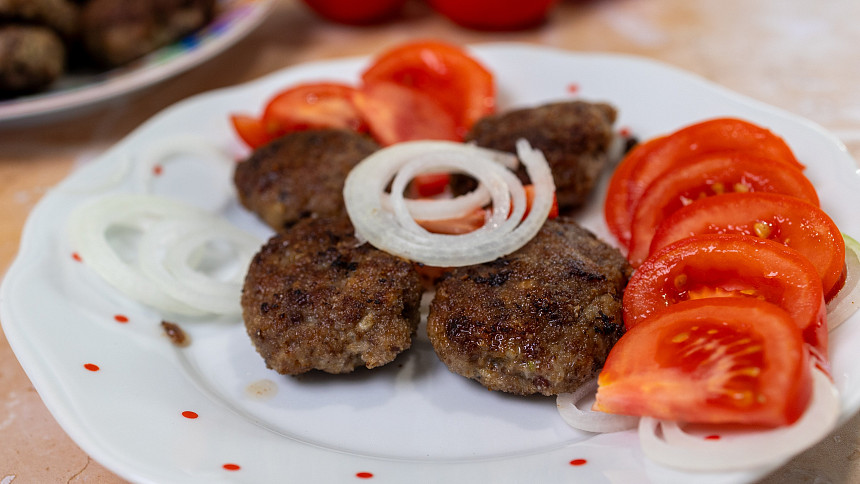 Kebabčata podle ČSN: Masové válečky s vůní Balkánu připomínají čevapčiči a jsou dokonale šťavnaté