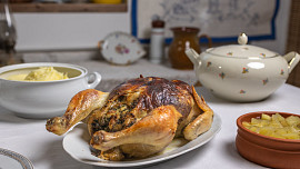 První republika: Šťavnaté kuře s nádivkou podle Sandtnerky – sváteční klasika s nádechem starých časů