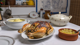 První republika: Šťavnaté kuře s nádivkou podle Sandtnerky – sváteční klasika s nádechem starých časů