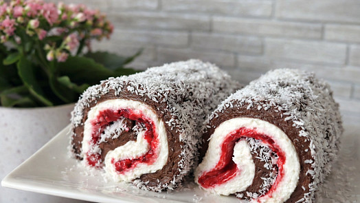 Tyhle pudinkové roládky zaplavily internet: Nepečený dezert s tvarohem a kokosem vás dostane