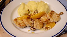 Milovaná i nenáviděná kuřecí prsa s broskví podle ČSN: Připravte si klasiku přesně tak, jak chutnala před lety