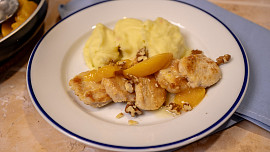 Milovaná i nenáviděná kuřecí prsa s broskví podle ČSN: Připravte si klasiku přesně tak, jak chutnala před lety