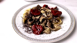 První republika: Nudle s mákem nemusí být jen obyčejné. Z domácích nudlí a se švestkami a tvarohem si je zamiluje každý