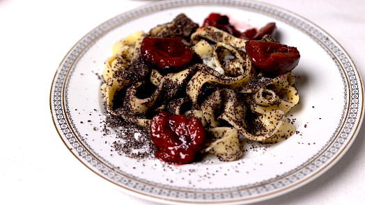 První republika: Nudle s mákem nemusí být jen obyčejné. Z domácích nudlí a se švestkami a tvarohem si je zamiluje každý