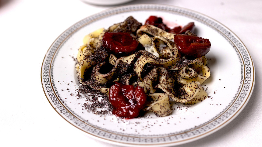 První republika: Nudle s mákem nemusí být jen obyčejné. Z domácích nudlí a se švestkami a tvarohem si je zamiluje každý