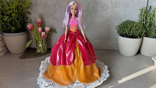 Jedlá látka dobývá svět cukrařiny: Jak s ní vykouzlit efektní princeznovský dort jako od profesionála