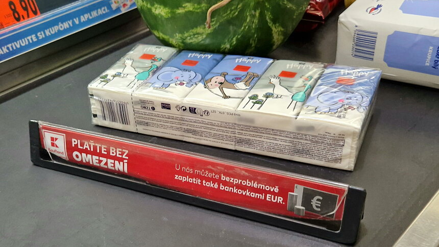 Kdo má v supermarketu u pokladny položit dělítko?