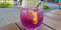 V kavárnách frčí blue ice tea: Zářivě modrý nápoj stojí asi 100 Kč a po přidání citronu mění barvu, doma vyjde na 4 Kč