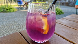 V kavárnách frčí blue ice tea: Zářivě modrý nápoj stojí asi 100 Kč a po přidání citronu mění barvu, doma vyjde na 4 Kč