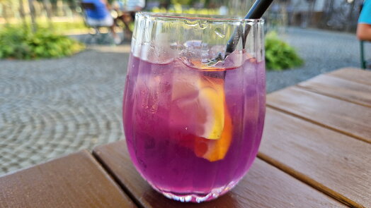 V kavárnách frčí blue ice tea: Zářivě modrý nápoj stojí asi 100 Kč a po přidání citronu mění barvu, doma vyjde na 4 Kč