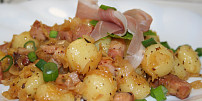 Voňavé gnocchi se zelím a slaninou chutnají skvěle, báječně zahřejí a zasytí a hotové jsou do čtvrt hodiny