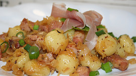 Voňavé gnocchi se zelím a slaninou chutnají skvěle, báječně zahřejí a zasytí a hotové jsou do čtvrt hodiny