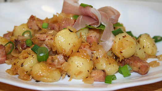 Voňavé gnocchi se zelím a slaninou chutnají skvěle, báječně zahřejí a zasytí a hotové jsou do čtvrt hodiny