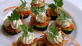 Úžasné jednohubky, které uchvátí návštěvy: Svěží okurkové nebo netradiční bramborové posadí na zadek každého hosta!