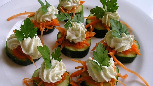 Úžasné jednohubky, které uchvátí návštěvy: Svěží okurkové nebo netradiční bramborové posadí na zadek každého hosta!