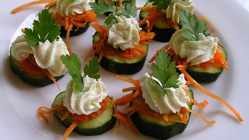 Úžasné jednohubky, které uchvátí návštěvy: Svěží okurkové nebo netradiční bramborové posadí na zadek každého hosta!