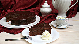 12 nejlepších dortů nejen na Valentýna plus tipy na nadýchané korpusy a skvělé krémy