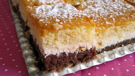 Tříbarevná buchta vypadá skvěle a na jazyku se jen rozplývá. Jeden kousek vám rozhodně nebude stačit