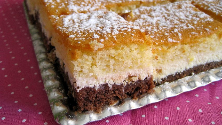 Tříbarevná buchta vypadá skvěle a na jazyku se jen rozplývá. Jeden kousek vám rozhodně nebude stačit