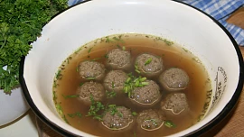 Hovězí vývar s játrovými knedlíčky: Knedlíčky zjemní máslo a typickou chuť a vůni dodá směs koření