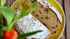 Netroufáte si na velikonoční kynutý mazanec? Připravte si ten tvarohový. Je snadný, rychlý a chutná výborně