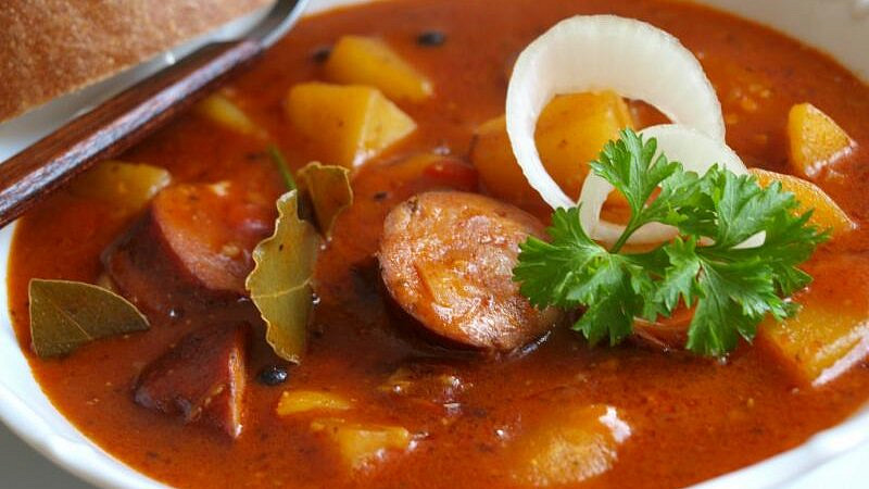 Bramborový guláš s klobásou: Klasický základ doplněný o lečo dodá jídlu šťavnatost a zajímavou lehce nakyslou chuť