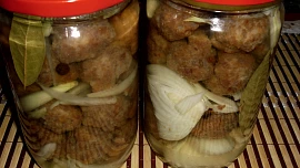 Jídlo na cesty: Pikantní naložené karbanátky voní cibulí a kořením a v chladu vydrží 3 týdny, zavařené i déle