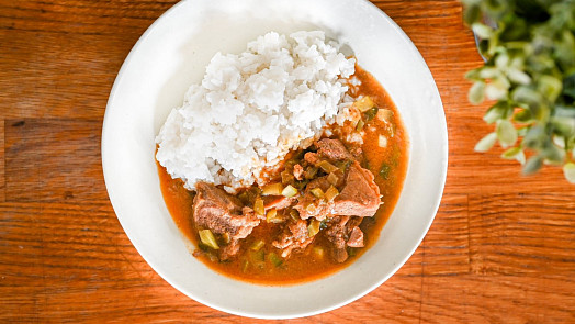 Jak připravit nejlepší znojemskou omáčku: Klíčové je přidání kyselých okurek ve správnou chvíli. Pak bude vynikající