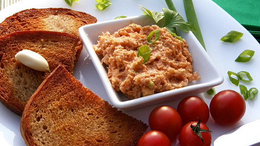 Sýrová pomazánka na topinky à la tatarák: Je levná a díky kečupu a hořčici chutná na opečeném chlebu božsky