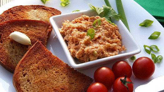 Sýrová pomazánka na topinky à la tatarák: Je levná a díky kečupu a hořčici chutná na opečeném chlebu božsky