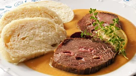 Svíčková na smetaně tak, jak se má dělat: Štavnaté maso v lahodné jemně nakyslé omáčce potřebuje dostatek času a pár fíglů