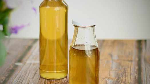 Domácí jitrocelový sirup: Osvědčený přírodní pomocník na jarní nachlazení, který zvládnete připravit raz dva