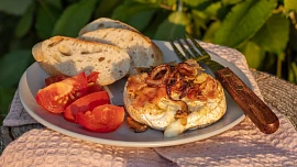 Jak grilovat hermelín? Aromatickou chuť i vůni zvýrazní marináda, kolečka cibule nebo plátky slaniny. Důležité je sýr dobře zabalit