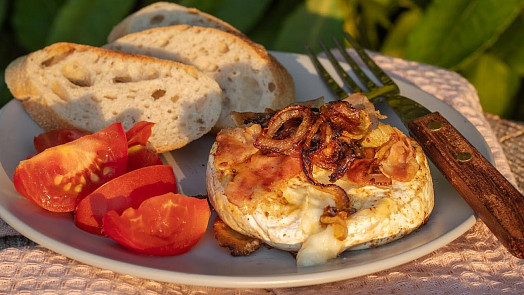 Jak grilovat hermelín? Aromatickou chuť i vůni zvýrazní marináda, kolečka cibule nebo plátky slaniny. Důležité je sýr dobře zabalit