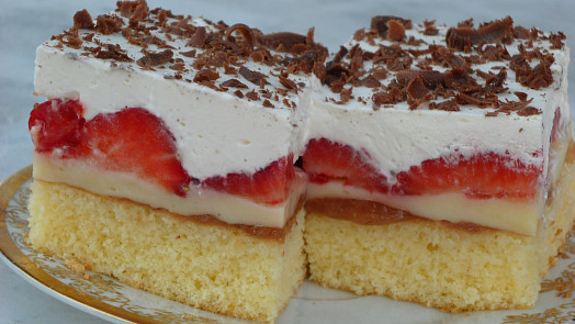 Jahodový koláč s pudinkem a šlehačkou: Šťavnatý a nadýchaný dezert je třeba pořádně vychladit a krájet horkým nožem